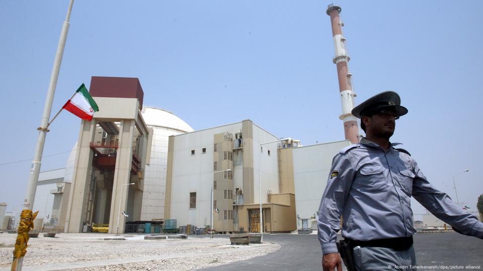 Un guardia de seguridad iraní camina frente a la central nuclear de Bushehr,. (Imagen de archivo) Un guardia de seguridad iraní camina frente a la central nuclear de Bushehr,. (Imagen de archivo)