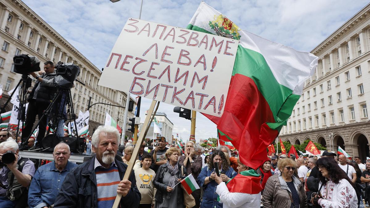Протестиращи срещу еврото в центъра на София