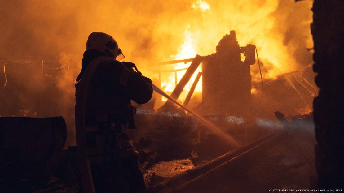 Un bombero trabaja en el lugar de un ataque con drones rusos en la región de Sumi