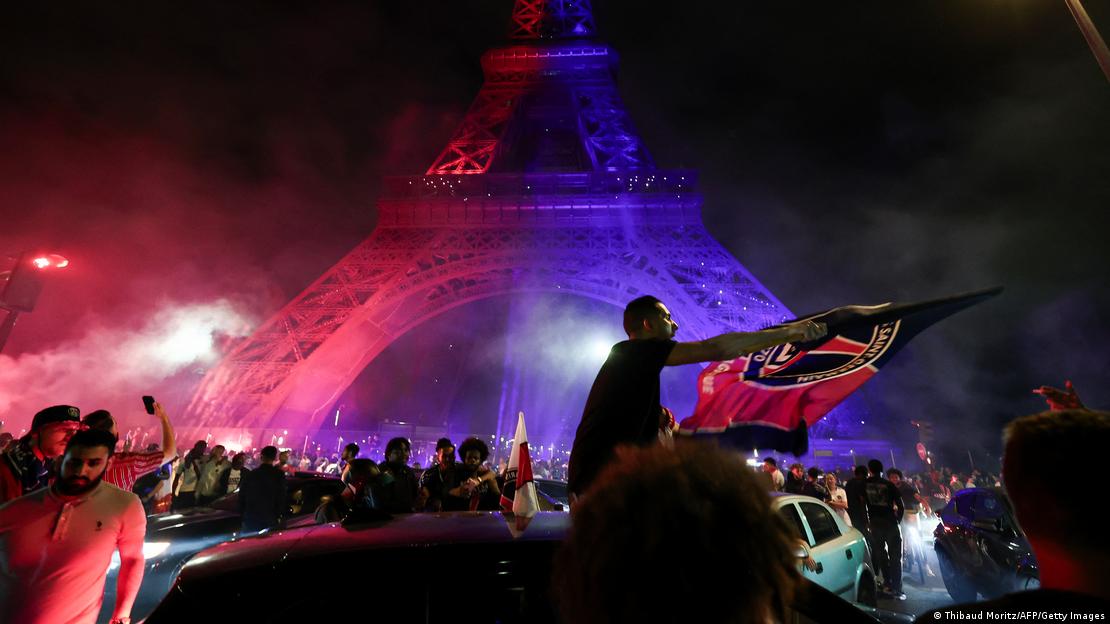 Multidão comemora próxima à Torre Eifel