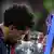 Marquinhos besa el trofeo tras ganar la final de 2025 con el Paris Saint-Germain, que venció al Inter de Milán.