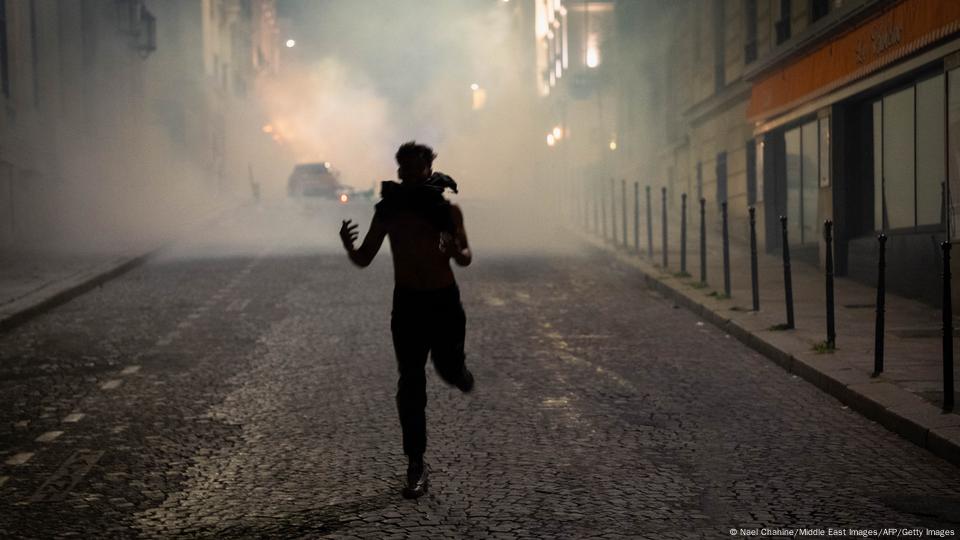 La policía lanzó gases lacrimógenos en París.