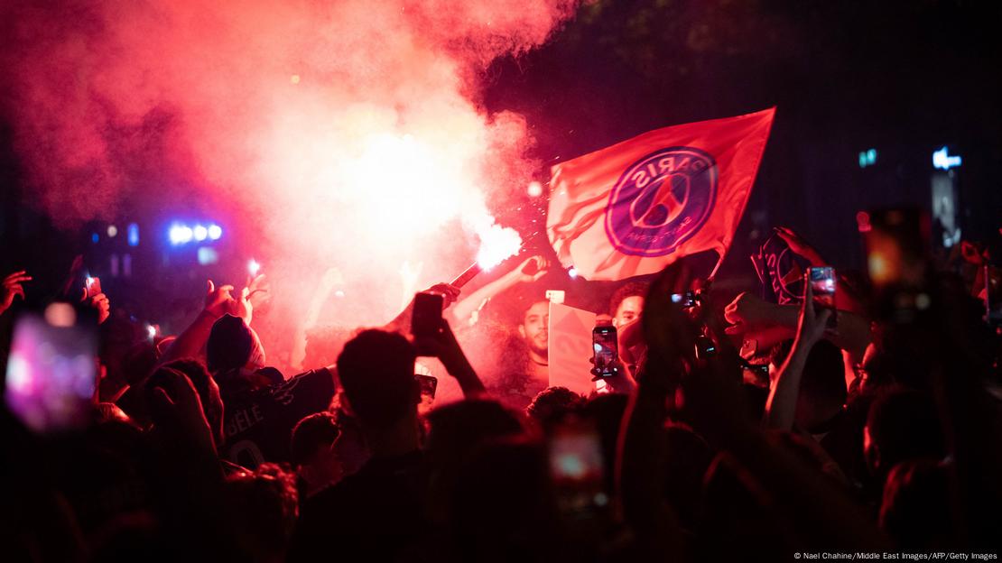 Φίλαθλοι της PSG πανηγυρίζουν στους δρόμους του Παρισιού Φίλαθλοι της PSG πανηγυρίζουν στους δρόμους του Παρισιού