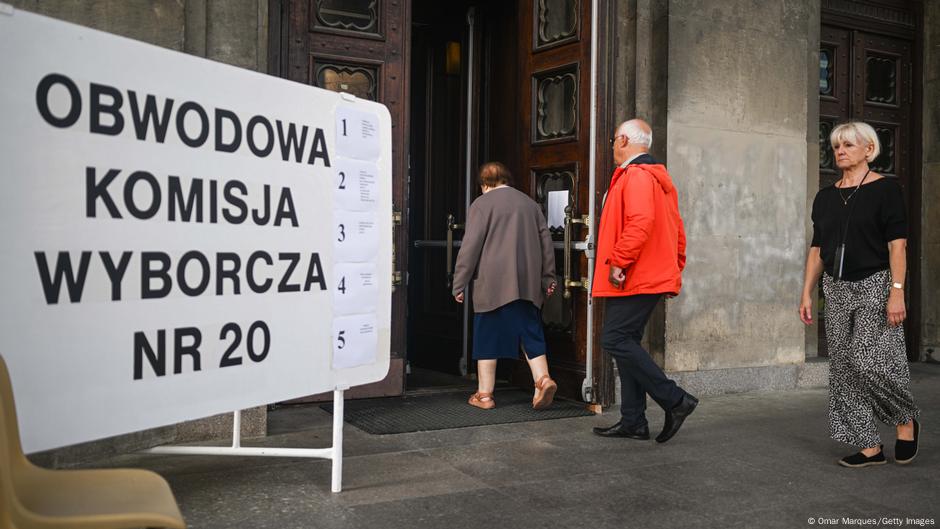 Ljudi idu da glasaju u Varsavi