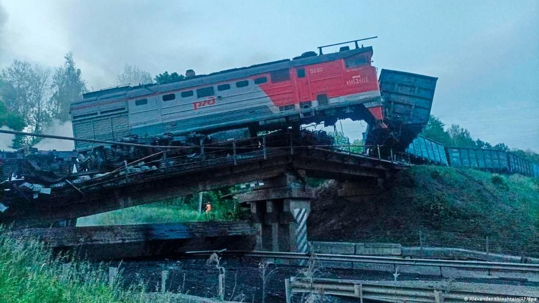 Ponte e trens destruídos na Rússia