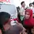 Equipos de rescate evacuan a personas heridas en el ataque israelí.