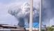 Rusia, región de Irkutsk, 1º de junio de 2025: una gran nube de humo gris en el aire sobre unos techos, consecuencia de un ataque con drones contra una unidad militar.