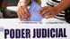 Pessoa colocando voto em uma urna com a frase Poder Judicial Pessoa colocando voto em uma urna com a frase Poder Judicial