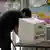 Un hombre vota en las primeros comicios del mundo para elegir jueces y magistrados, Ciudad de México (01.06.2025)