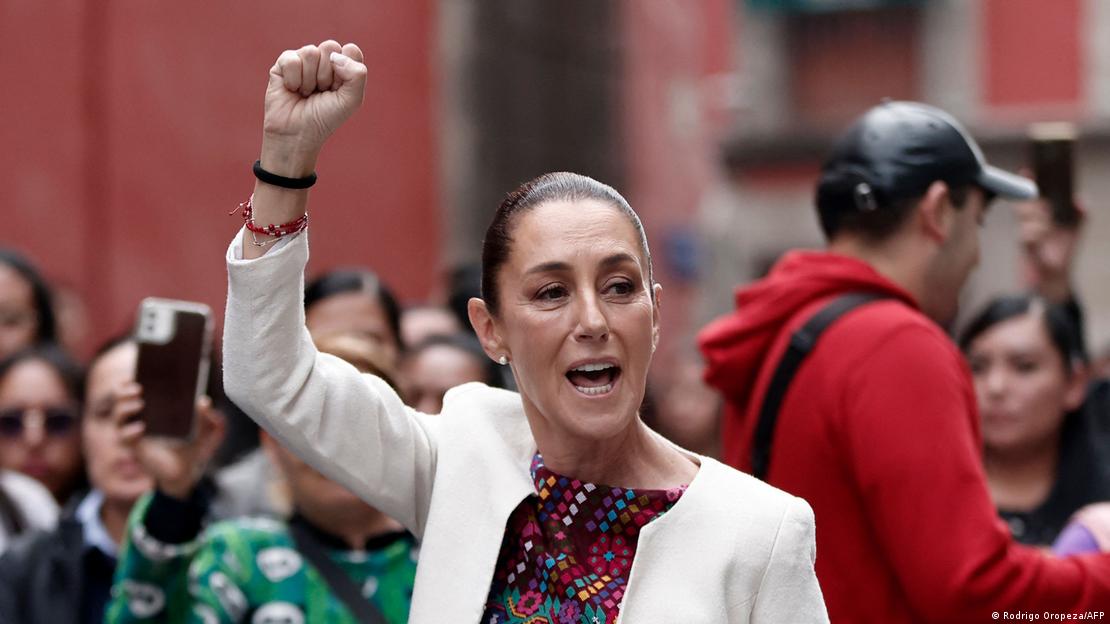 La presidenta mexicana, Claudia Sheinbaum, levanta el puño para saludar a los votantes de las elecciones del Poder Judicial.