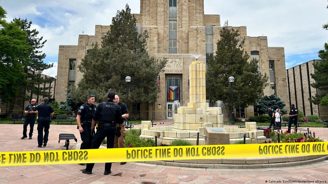 Polícia em cena onde houve ataque nos EUA