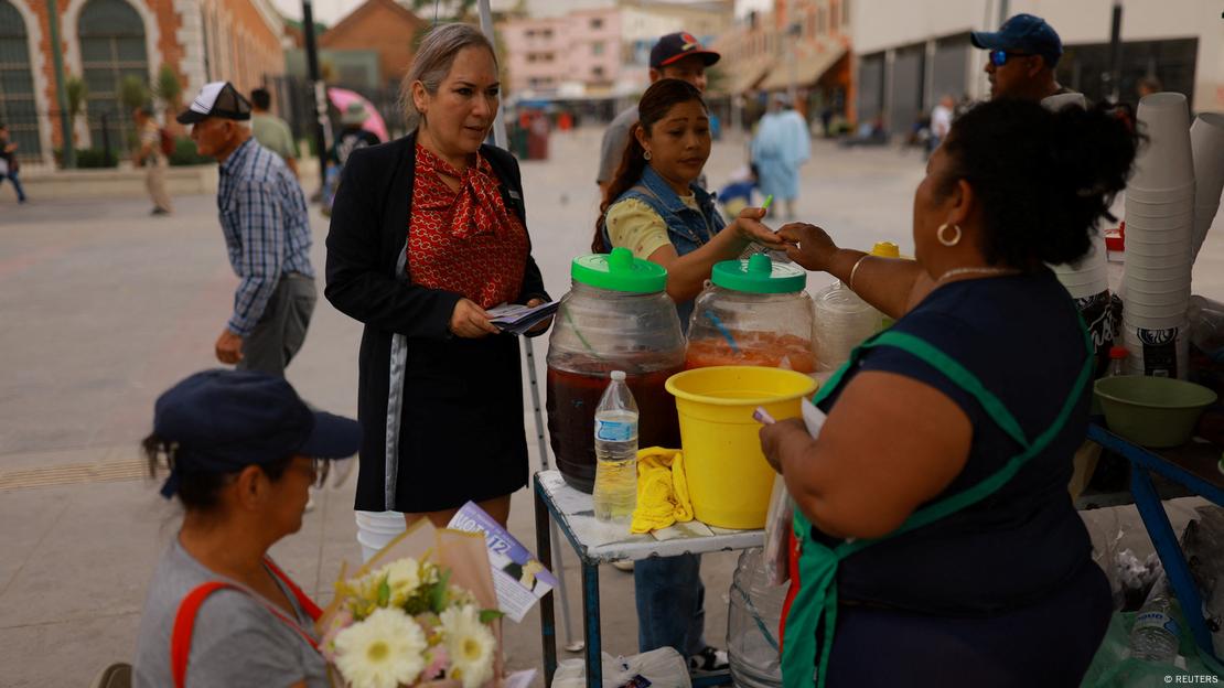 Silvia Delgado, ex abogada defensora del jefe del Cártel de Sinaloa, Joaquín "El Chapo" Guzmán, en 2016, y actual candidata a jueza penal, distribuye materiales de campaña antes de las primeras elecciones judiciales de México, en Ciudad Juárez, el 12 de mayo de 2025. Silvia Delgado, ex abogada defensora del jefe del Cártel de Sinaloa, Joaquín "El Chapo" Guzmán, en 2016, y actual candidata a jueza penal, distribuye materiales de campaña antes de las primeras elecciones judiciales de México, en Ciudad Juárez, el 12 de mayo de 2025.