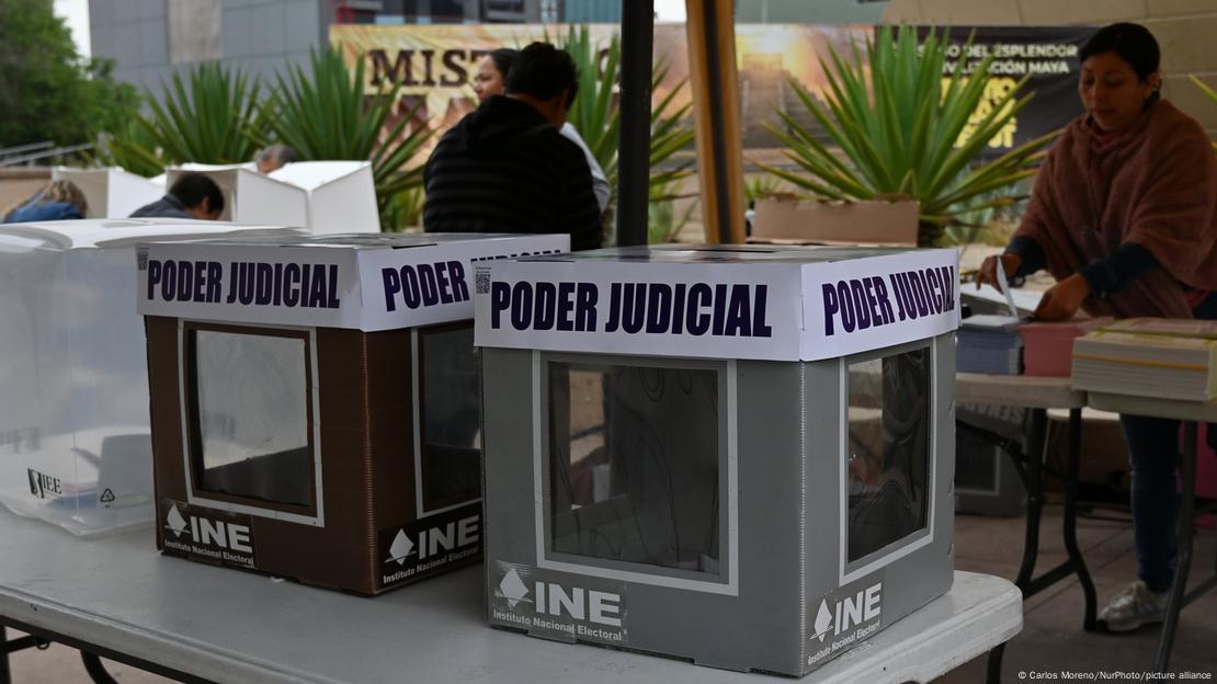México, Tijuana, 2025: trabajadores electorales y votantes en las históricas elecciones judiciales en el centro cultural. México, Tijuana, 2025: trabajadores electorales y votantes en las históricas elecciones judiciales en el centro cultural.