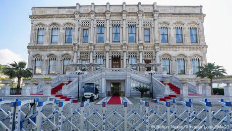 Vertreter aus Russland und der Ukraine wollen heute im Istanbuler Çırağan-Palast erneut Gespräche führen.