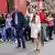 La presidenta de México, Claudia Sheinbaum, hace un gesto mientras ella y su esposo, Jesús María Tarriba, llegan a un centro de votación para votar durante las elecciones judiciales y de magistrados, en la Ciudad de México, México, el 1º de junio de 2025.