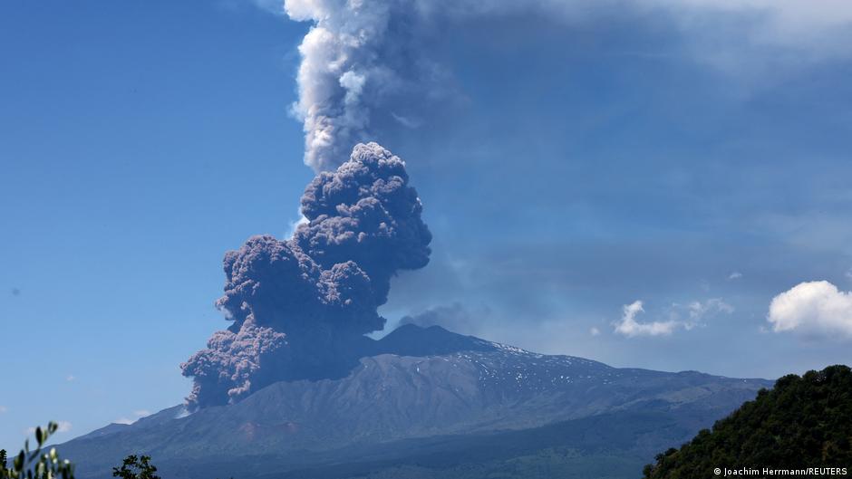 Nueva erupción del volcán Etna con coladas piroclásticas – DW – 02/06/2025