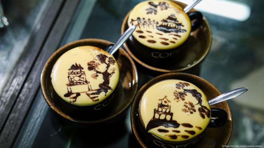 Três xícaras de "café de ovo" vietnamita, decorados com paisagens