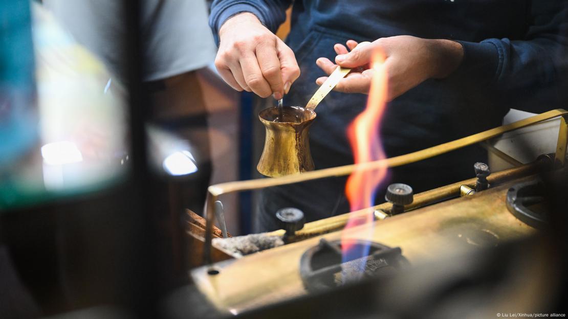 Café servido à moda turca, num cezve de cobre