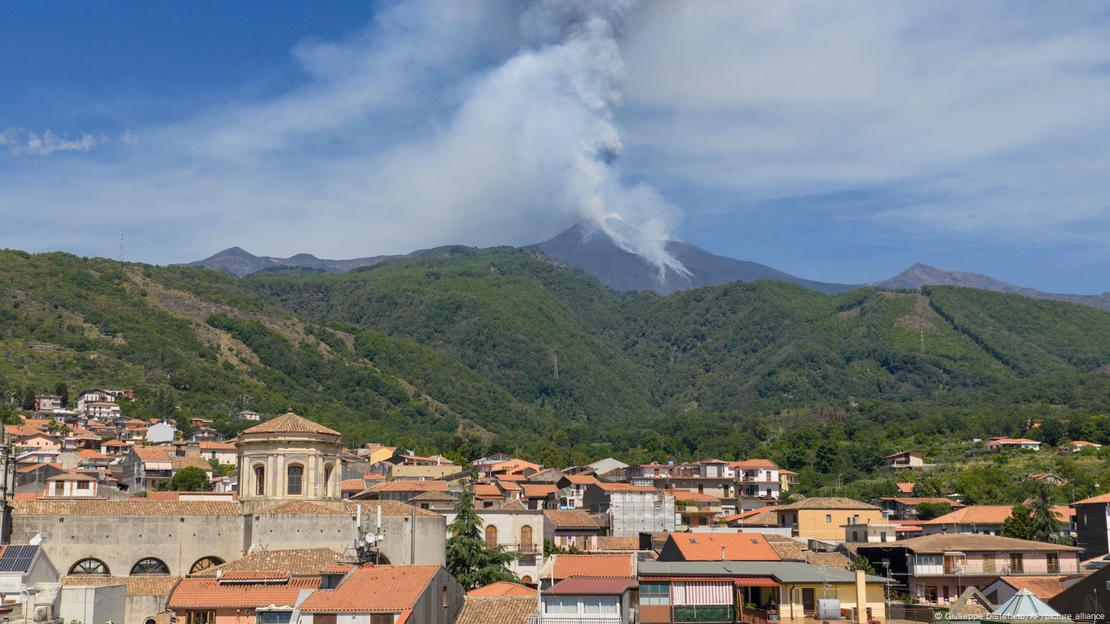 Columnas de humo del volcán Etna, vistas desde el pueblo de Zafferana Etnea, Italia, el lunes 2 de junio de 2025. Columnas de humo del volcán Etna, vistas desde el pueblo de Zafferana Etnea, Italia, el lunes 2 de junio de 2025.