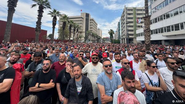 İzmir Belediyesinde geçen Haziran ayında grev yapar işçiler İzmir Belediyesinde geçen Haziran ayında grev yapar işçiler