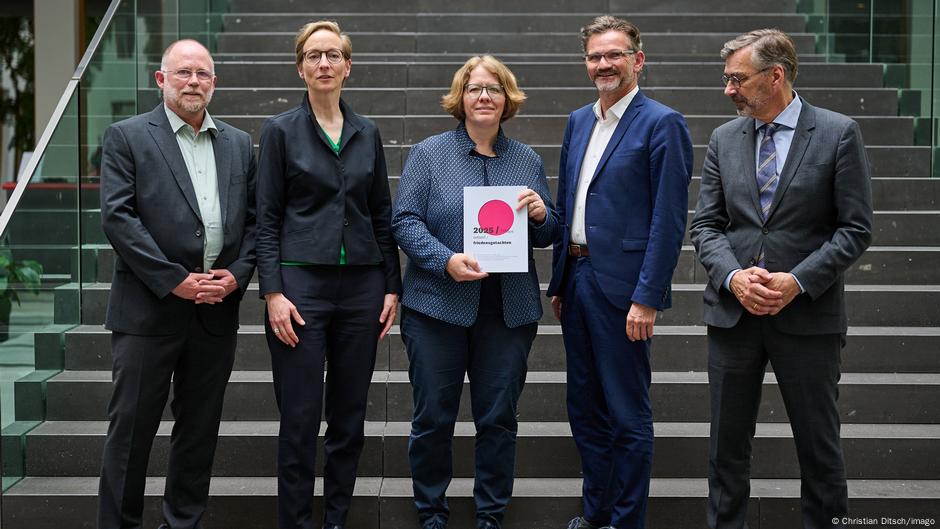 Predstavnici četiri vodeća nemačka instituta za mir i istraživanje konflikata na predstavljanju ovogodišnjeg izveštaja o miru, 2.6.2025. u Berlinu. S leva na desno:
Tobijas Debil, Institut za razvoj i mir INEF, Univerzitet Dojčburg-Esen
Ursula Šreder, Institut za istraživanje mira i bezbednosne politike, Univerzitet Hamburg (IFSH)
Klaudija Baumgart-Okse, PRIF – Leibnic institut za istraživanje mira i konflikata
Konrad Šeter, Bonn međunarodni centar za istraživanje konflikata (bicc)
Kristofer Daze, PRIF – Leibnic institut za istraživanje mira i konflikata