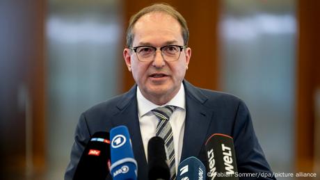 Der deutsche Bundesinnenminister Alexander Dobrindt will Asylsuchende weiterhin zurückweisen lassen.