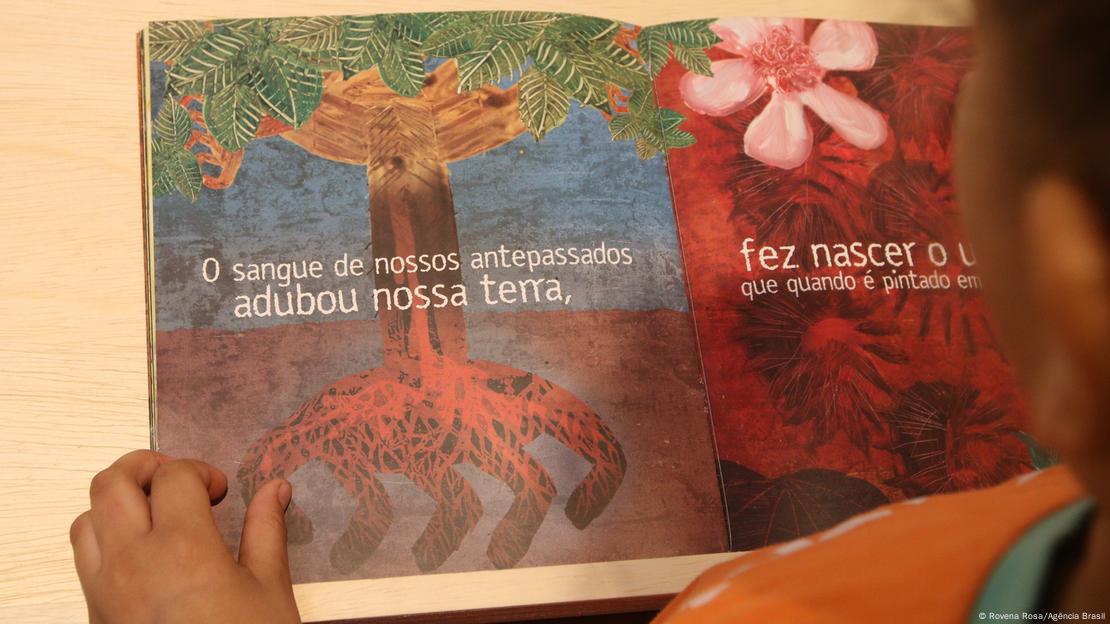 Criança lê livro infantil Criança lê livro infantil