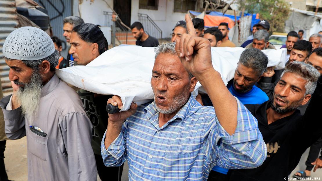 Un grupo de personas lleva el cuerpo de un palestino asesinado en lo que el Ministerio de Salud de Gaza dice que fue un tiroteo israelí en Rafah (03.06.2025) Un grupo de personas lleva el cuerpo de un palestino asesinado en lo que el Ministerio de Salud de Gaza dice que fue un tiroteo israelí en Rafah (03.06.2025)