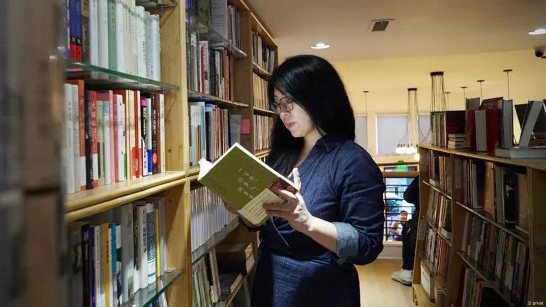 受访者在图书馆的书架前