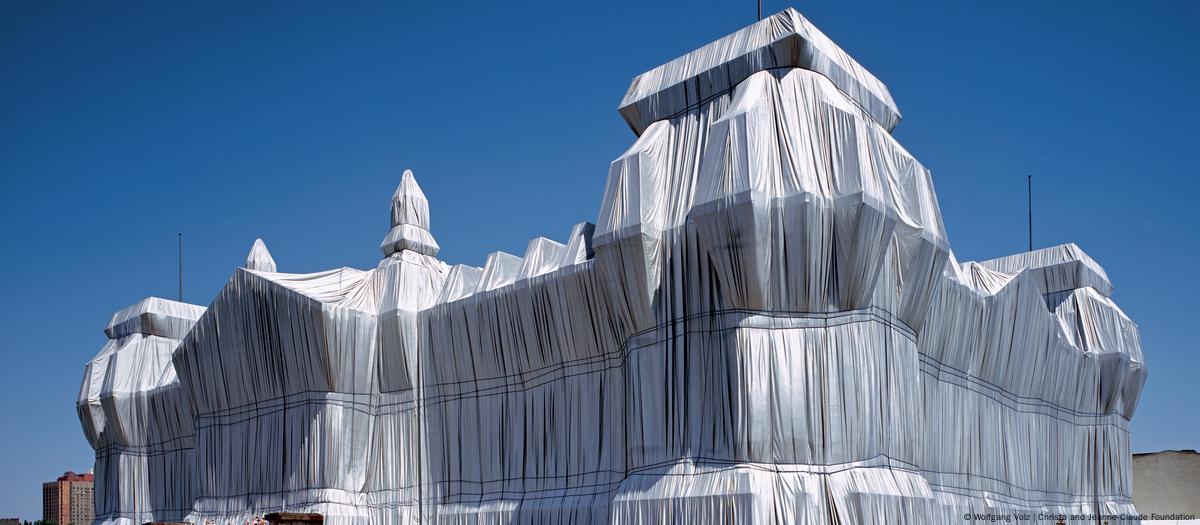 クリスト Wrapped Reichstag Project Christo's 'Wrapped Reichstag' 25 years on – DW – 06/24/2020