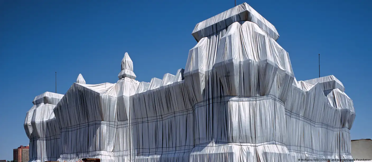 クリスト Wrapped Reichstag Project Berlin pays tribute to Christo's iconic 'Wrapped Reichstag' – DW