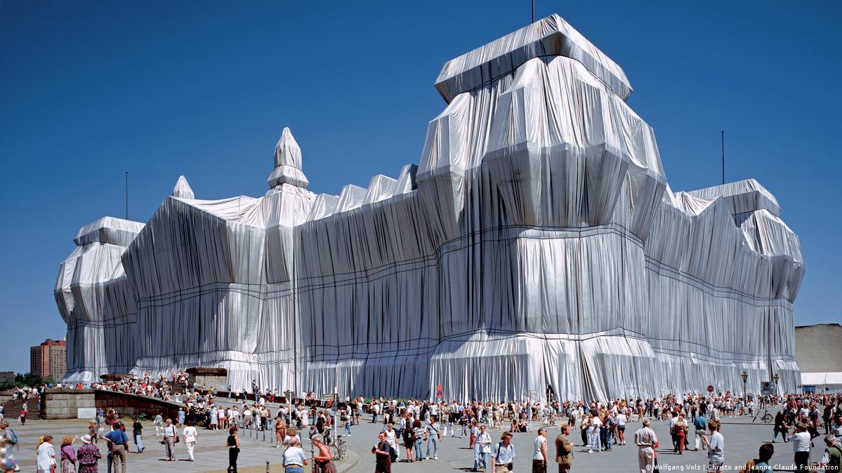 クリスト Wrapped Reichstag Project Berlin pays tribute to Christo's iconic 'Wrapped Reichstag'