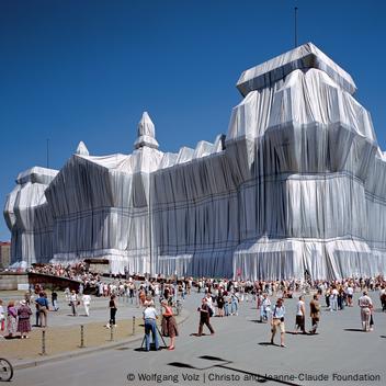 クリスト Wrapped Reichstag Project Berlin pays tribute to Christo's iconic 'Wrapped Reichstag