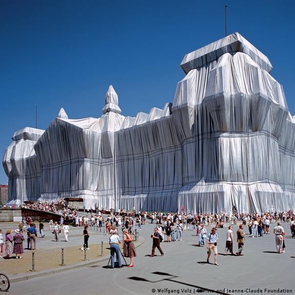 Berlin pays tribute to Christo's iconic 'Wrapped Reichstag' – DW