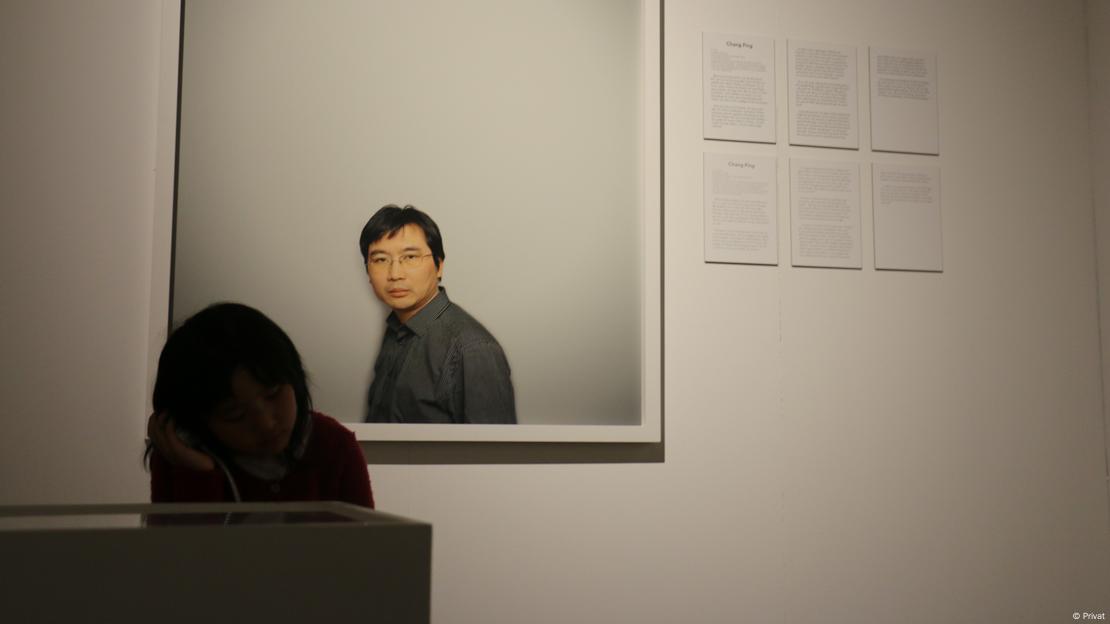 长平的女儿小时候,站在父亲的照片前聆听展览说明,试图理解父亲的经历。 长平的女儿小时候,站在父亲的照片前聆听展览说明,试图理解父亲的经历。