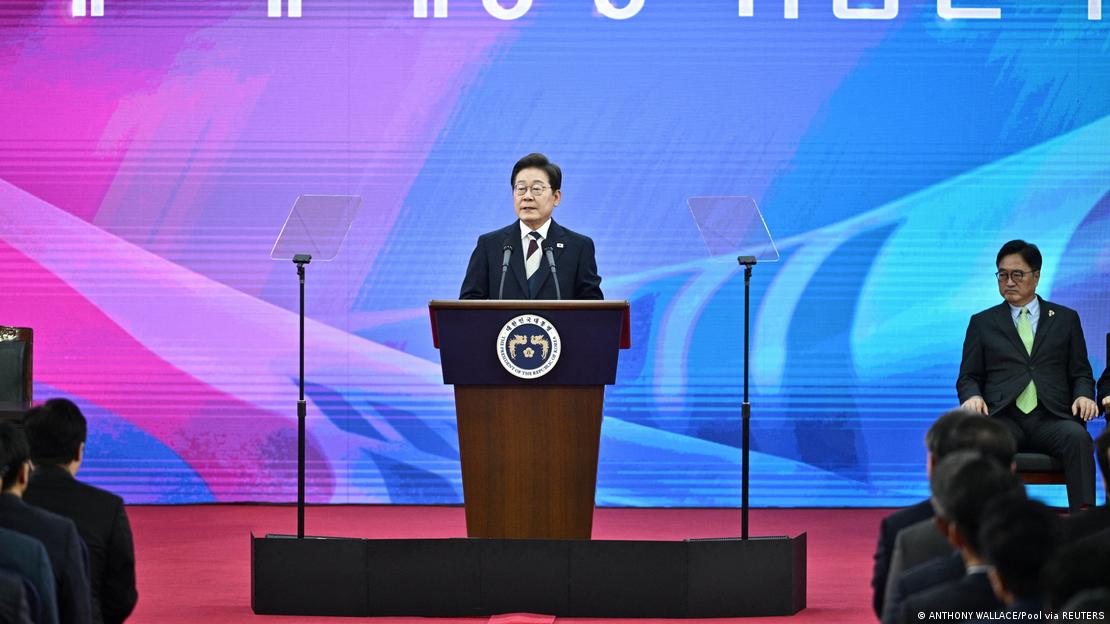 Presidente Lee Jae-myung em púlpito durante discurso