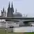 Ren Nehri üzerindeki köprünün ardında görülen Köln Katedrali
