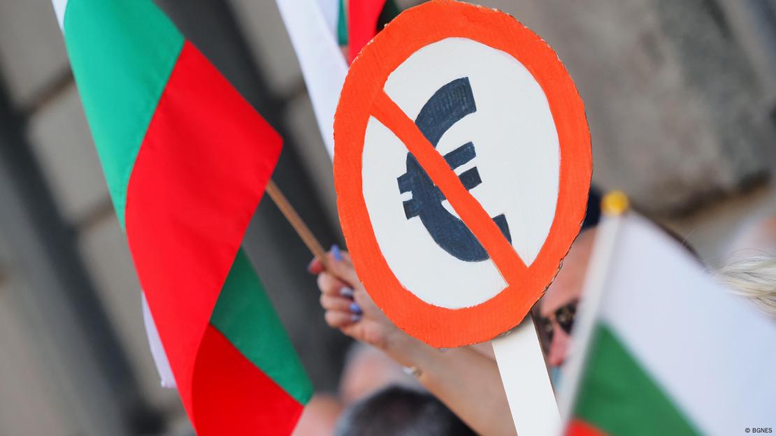 Кадри от протестен митинг срещу еврото