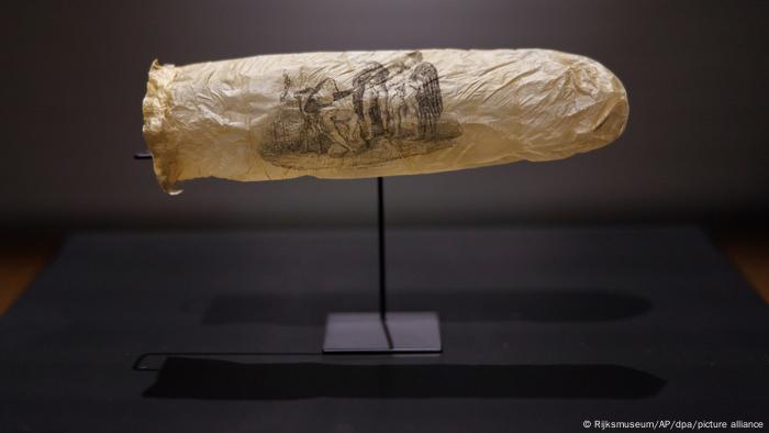 Curadora de museu diz suspeitar que preservativo nunca tenha sido de fato utilizado Curadora de museu diz suspeitar que preservativo nunca tenha sido de fato utilizado