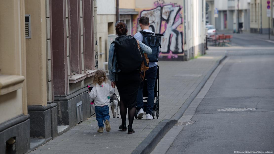 Familje largohet nga apartamenti Familje largohet nga apartamenti