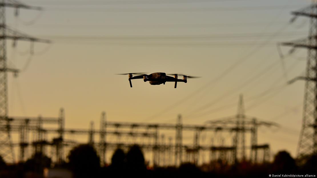 Беспилотник над линиями электропередач