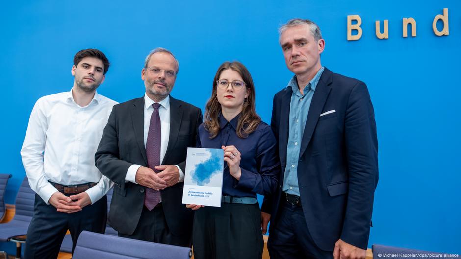 Ron Dekel, predsednik Saveza jevrejskih studenata Nemačke, i Feliks Klajn, poverenik nemačke vlade za jevrejski život, zajedno sa Bjankom Loj i Benjaminom Štajnicem iz Saveznog udruženja RIAS (s leva na desno)