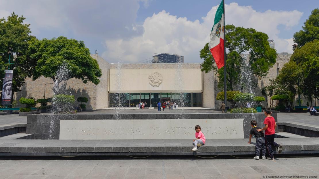 Fachada del Museo Nacional de Antropología de México. Fachada del Museo Nacional de Antropología de México.