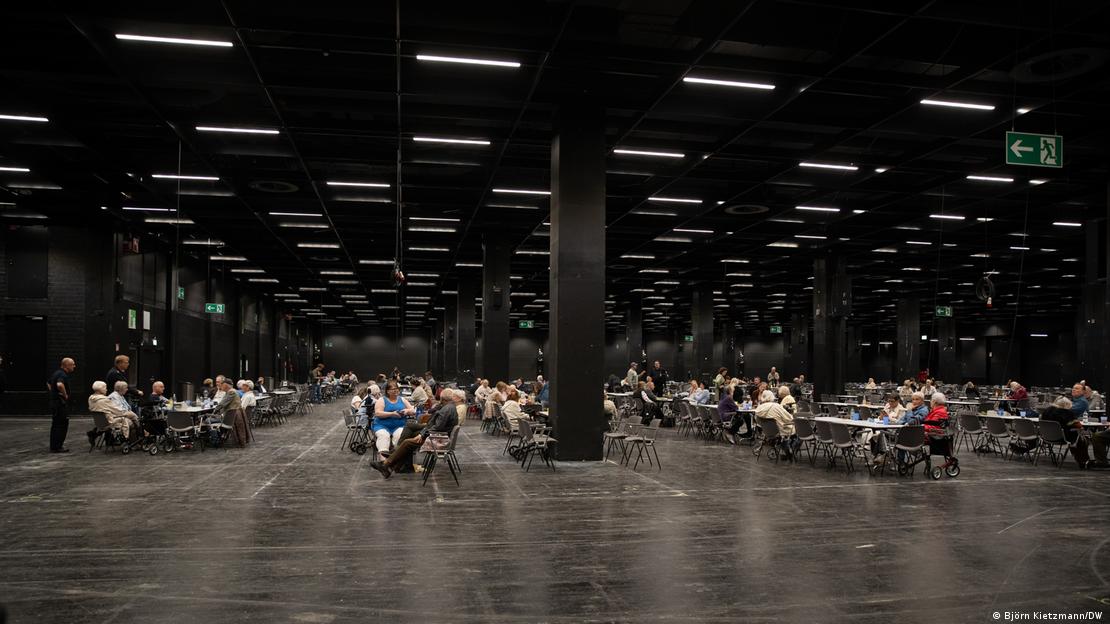 Abrigo montado para moradores do centro de Colônia em um centro de exposições Abrigo montado para moradores do centro de Colônia em um centro de exposições