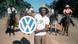 Люди с логотипом VW на скотоводческой ферме Volkswagen в бразильском штате Пара в 1978 году Люди с логотипом VW на скотоводческой ферме Volkswagen в бразильском штате Пара в 1978 году