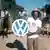 Люди с логотипом VW на скотоводческой ферме Volkswagen в бразильском штате Пара в 1978 году