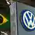 São Paulo 2006: Volkswagen-Logo vor brasilianischer Flagge auf dem Internationalen Autosalon in Sao Paulo