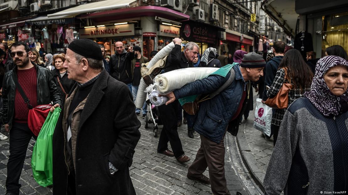 İstanbul Mahmutpaşa'da kalabalık bir sokak