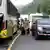Pasajeros descienden de un autobús para hacer conexiones y sortear los bloqueos de carreteras, a fin de llegar a su destino en Alto del Valle, provincia de Bocas del Toro, Panamá. (Imagen de archivo: 04.06.2025)
