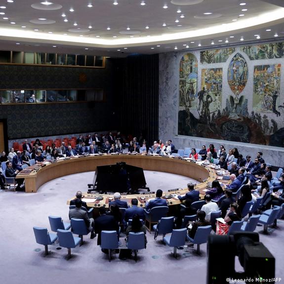 توقیف محموله نظامی پیشرفته ایران به مقصد حوثی‌ها در یمن – DW ...